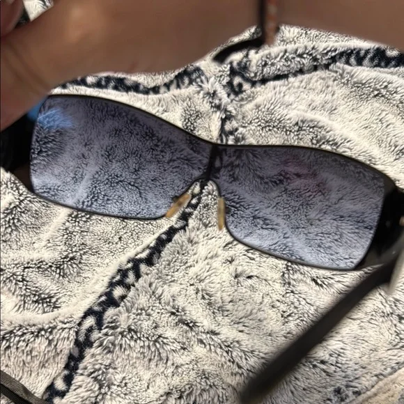 Stylish Black and Sliver Sunglasses Ed Hardy brand skulls on side with 🌹 roses - Picture 4 of 8